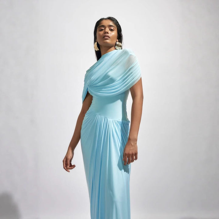 Dame maxikjole med elegant drapering og asymmetrisk cut-outs Skovae