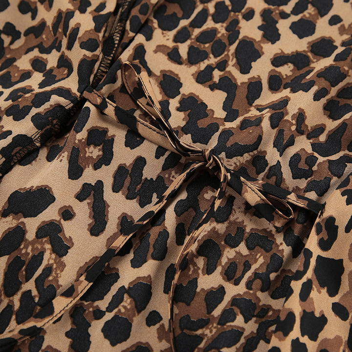 Dame Kimono-robe med dyreagtigt leopardmønster og sarte fjerdetaljer Stilla