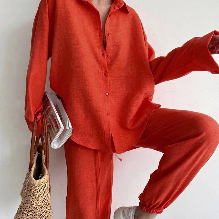 Dame Casual Linnekostume med løs pasform og elegant knaplukning Stilla