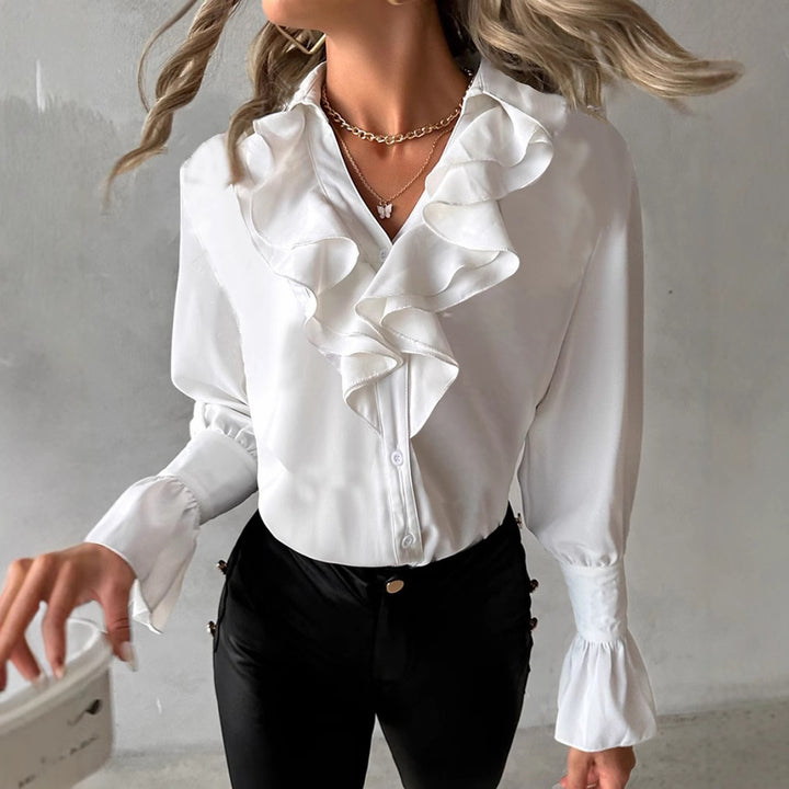 Damebluse med iøjnefaldende flæsedetaljer og elegante manchetter Stilla