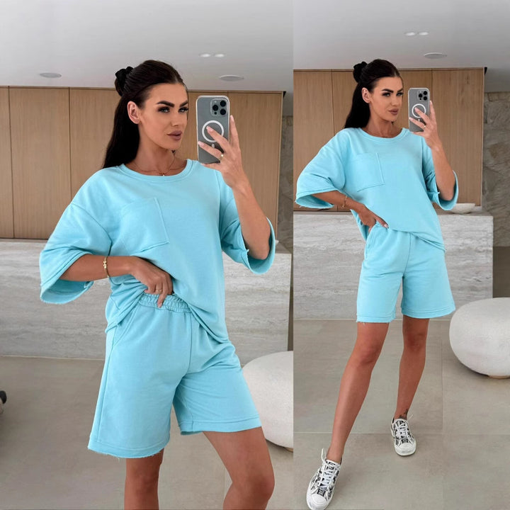 Kvinders afslappede loungedragt med oversized top og komfortable shorts