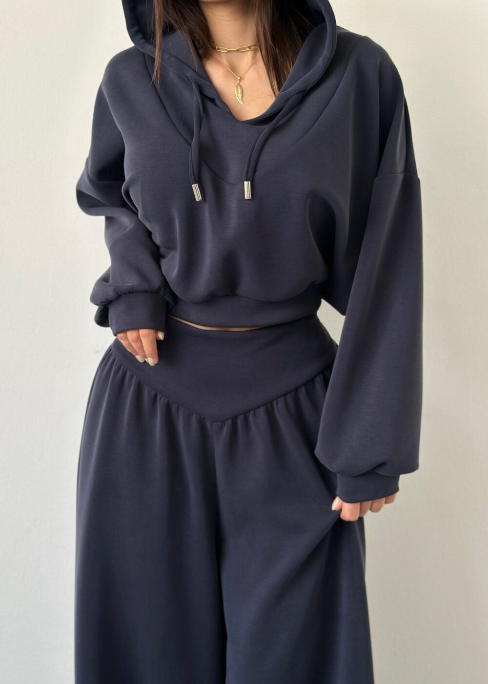 Kvinders afslappede sports loungewear sæt med cropped hoodie og brede bukser