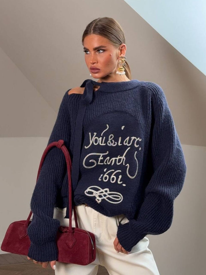 Kvindernes chunky strikket sweater med dekorativ tekst og asymmetrisk halsudskæring Stilla