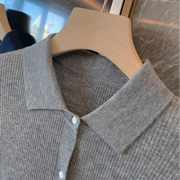 Dame ternet bluse med knaplukning og fine detaljer Stilla