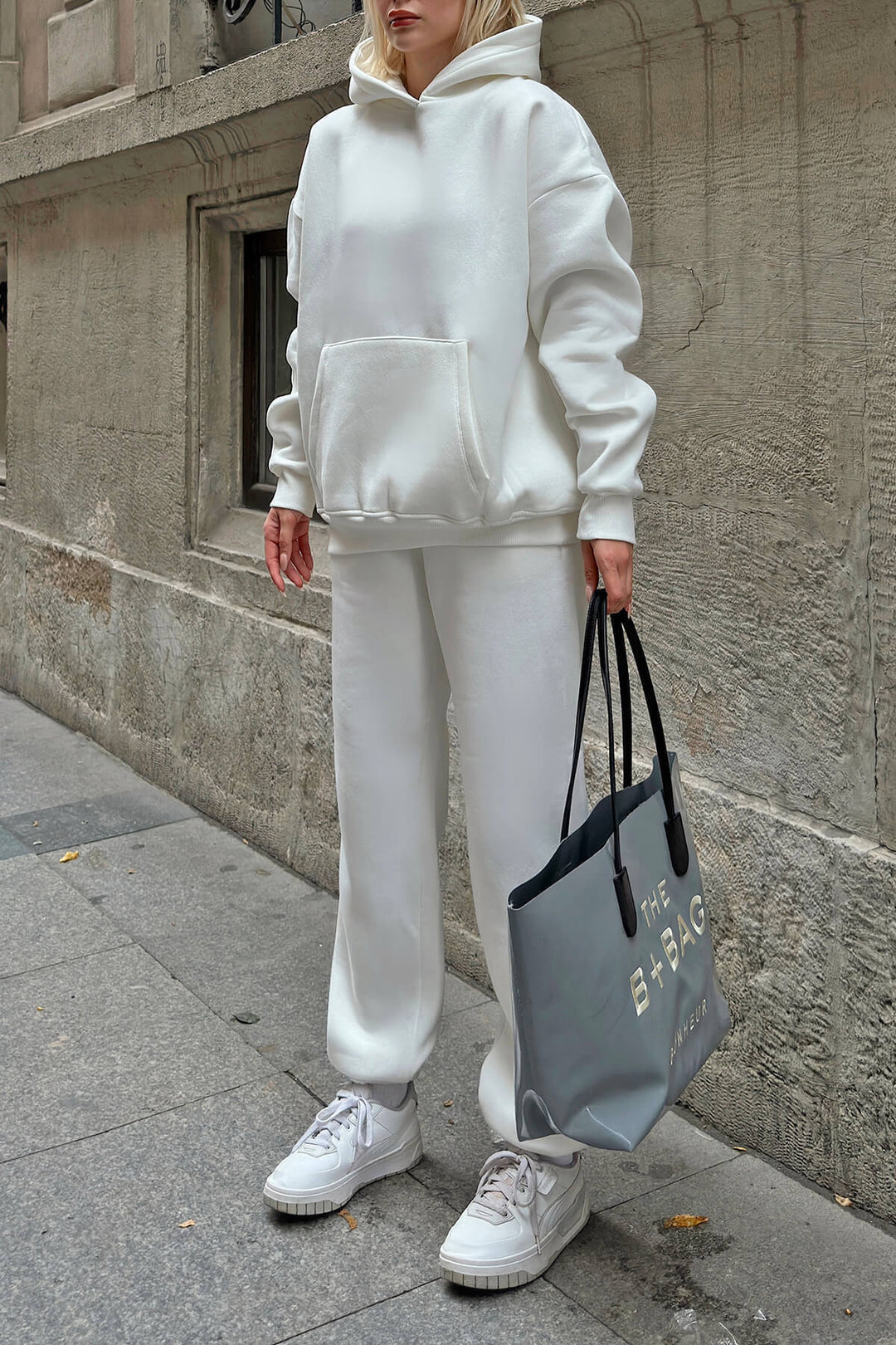 Kvindernes oversized hættetrøje og brede joggingbukser i afslappet look Skovae