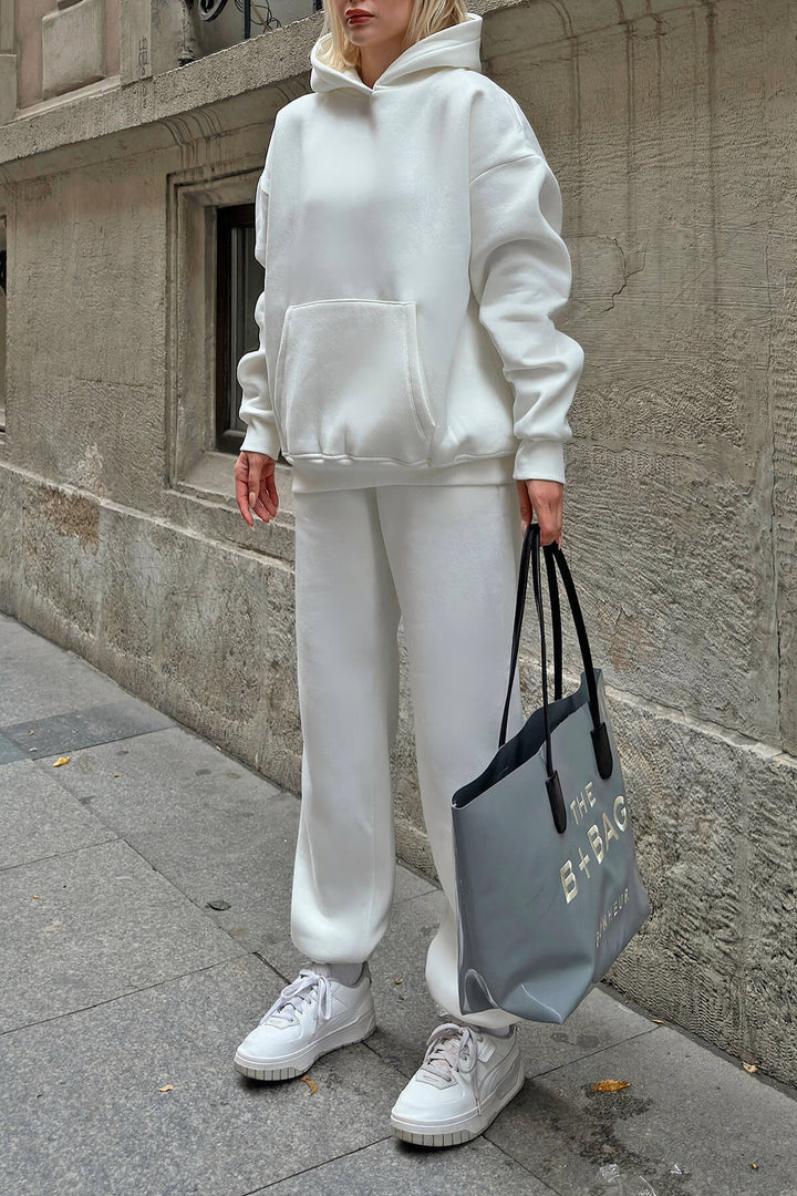 Kvindernes oversized hættetrøje og brede joggingbukser i afslappet look Skovae