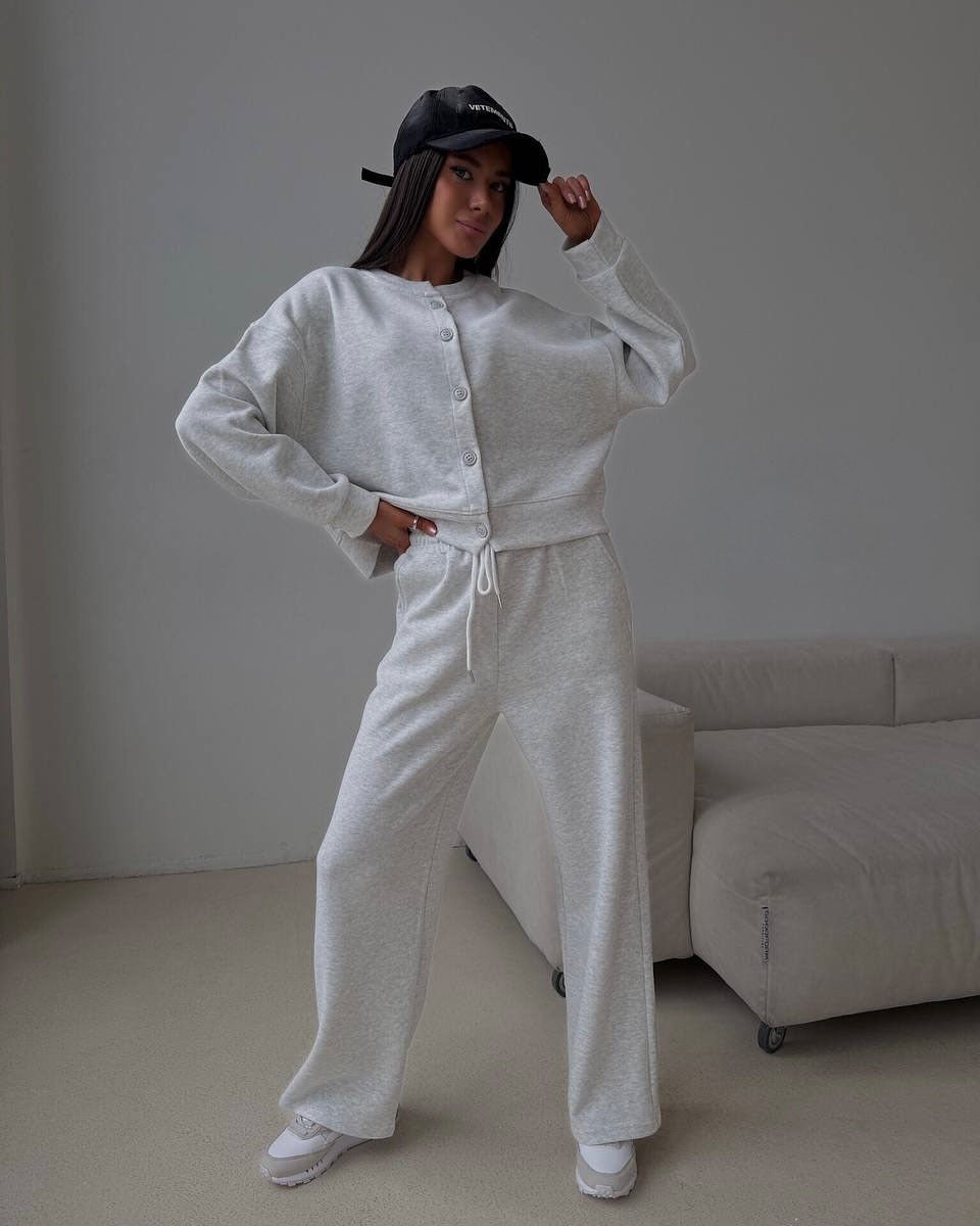Kvinders afslappede hoodie jumpsuit med brede ben og knapdetaljer Skovae