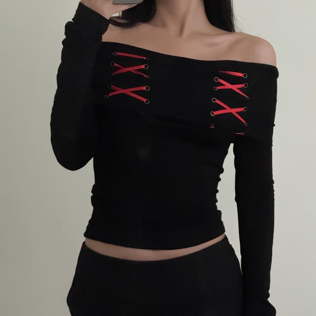 Femme Off-Shoulder Lace-Up Langeærmetop Stilla
