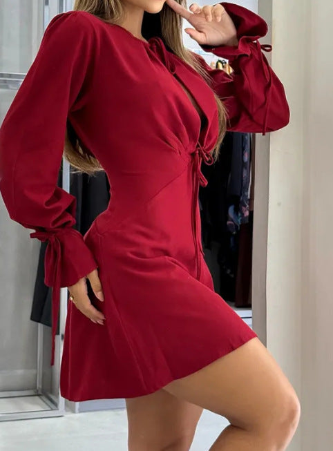 Damen mini kjole med raffineret snor og elegante smock ærmer Stilla
