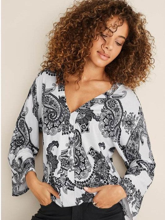 Dame Bluse i elegant paisley-design med løse ærmer og raffineret knapstolpe Stilla
