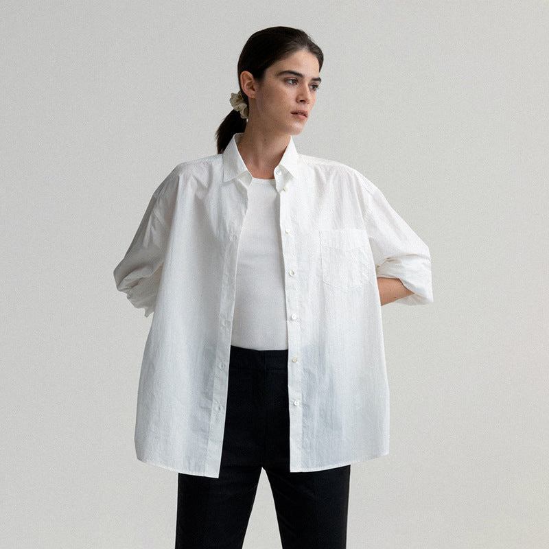 Dame oversized bomuldsbluse med afslappet snit og brystlomme Stilla