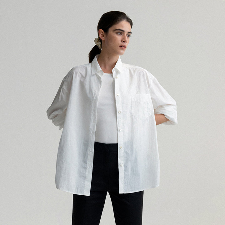 Dame oversized bomuldsbluse med afslappet snit og brystlomme Stilla