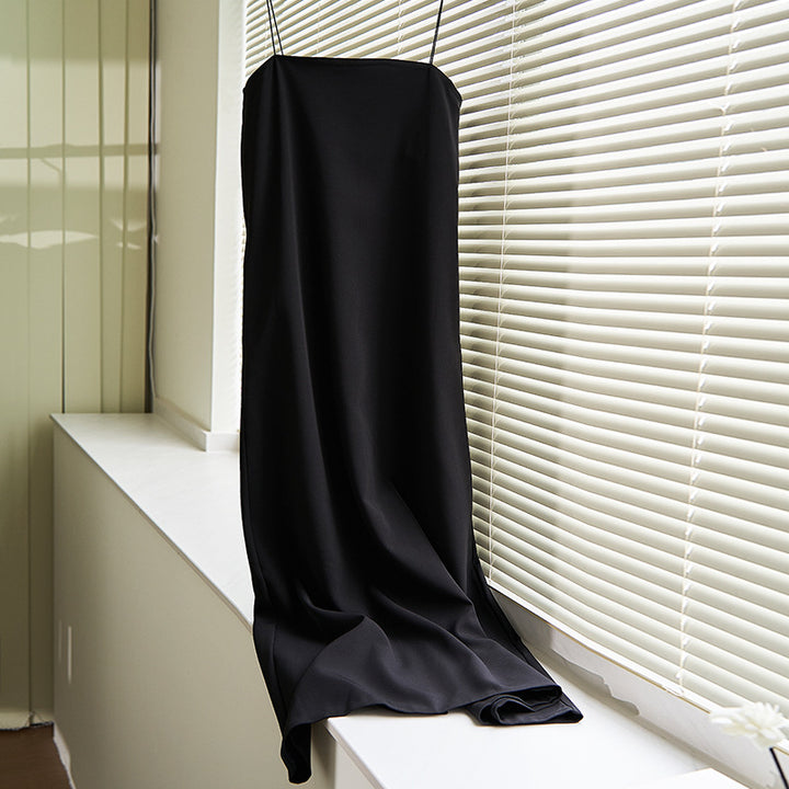 Dame Maxikjole i minimalistisk design med fine spaghetti stropper og elegant snit Stilla