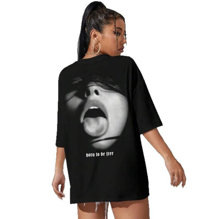 Dame T-shirt med unikt, provokerende fototryk Stilla