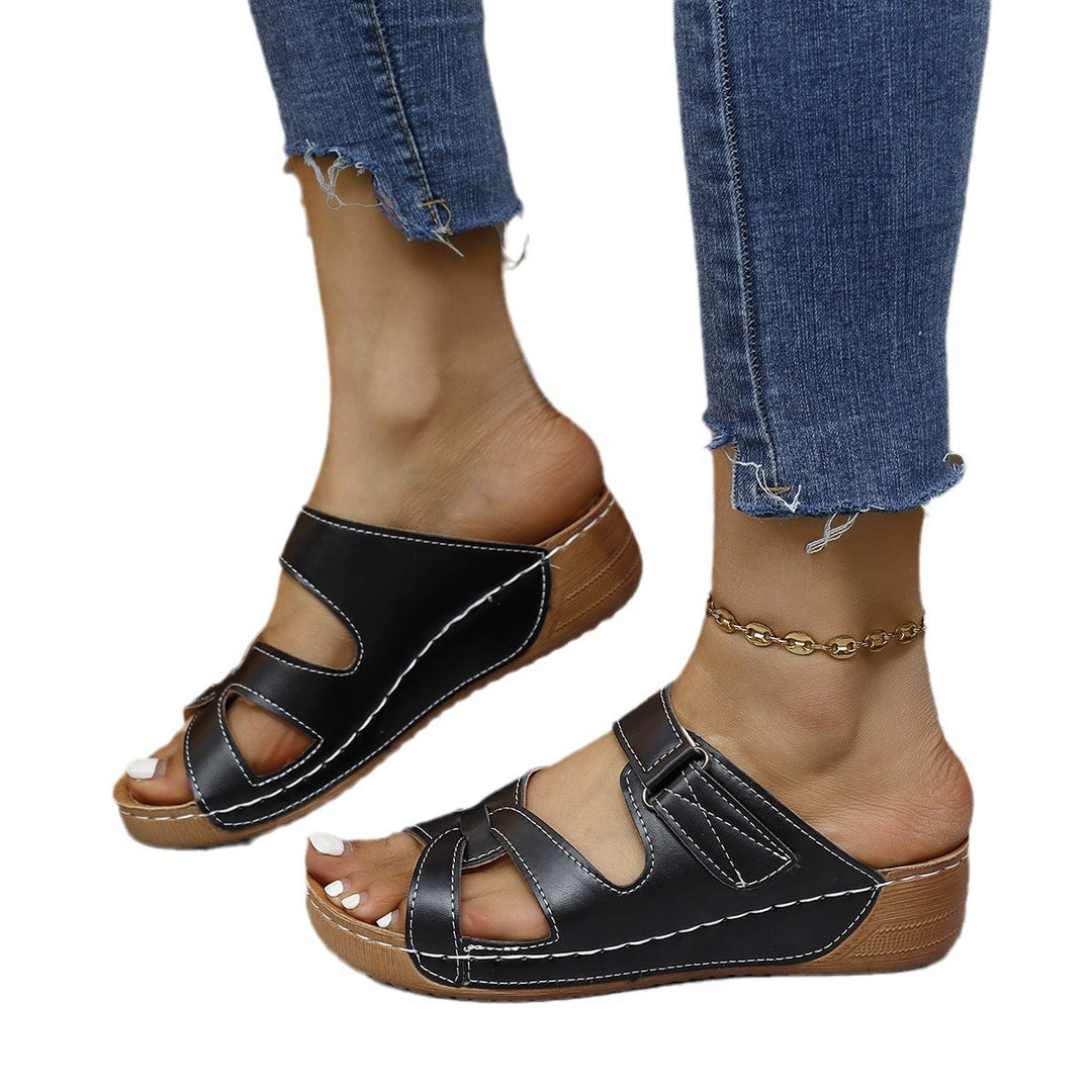 Dame wedge-pantoletten med elegant remdesign og komfortabelt fodseng Stilla