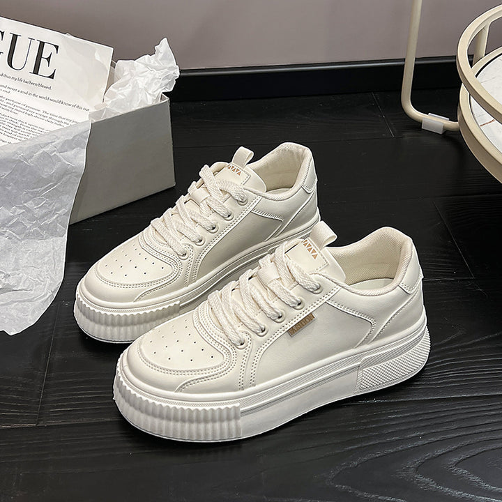Dame Elegant Plateau-Sneaker med åndbar overfladestruktur og modeaccentuer Stilla