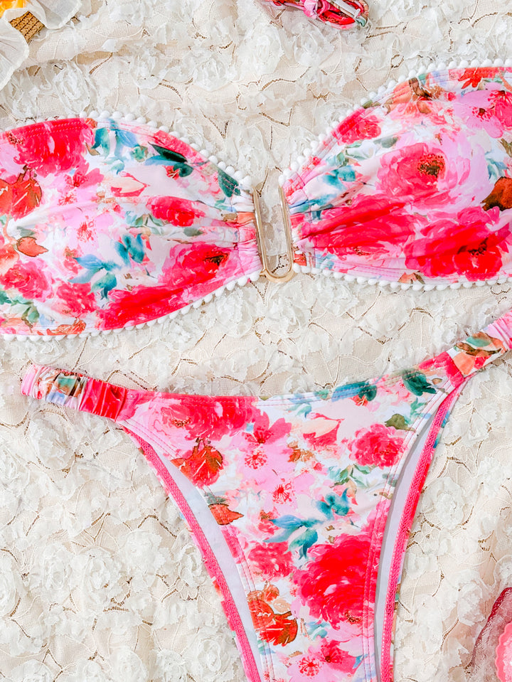 Dame bikini-sæt med floralt design og elegant smykkedetalje Stilla