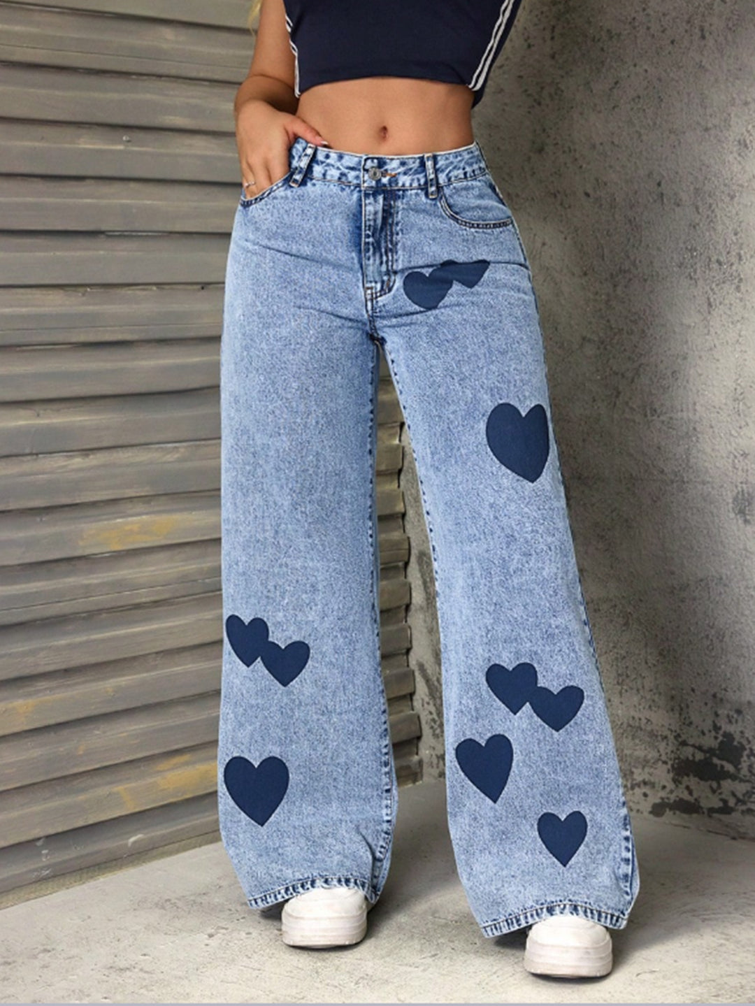 Kvindernes brede jeans med hjerteapplikationer Stilla