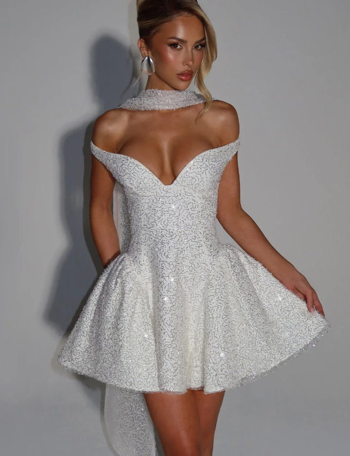 Kvindelige fortryllende cocktailkjoler med off-shoulder design og glitrende detaljer af perler Skovae
