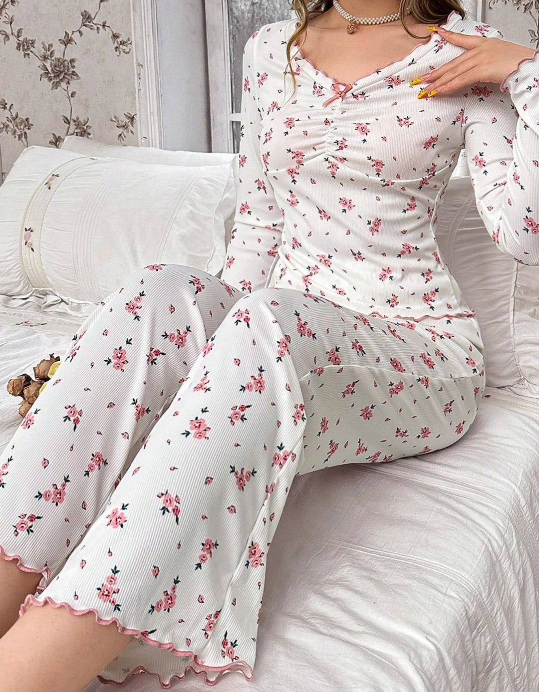 Dame pyjamasæt med romantisk blomstermønster og charmerende spidskanter Stilla