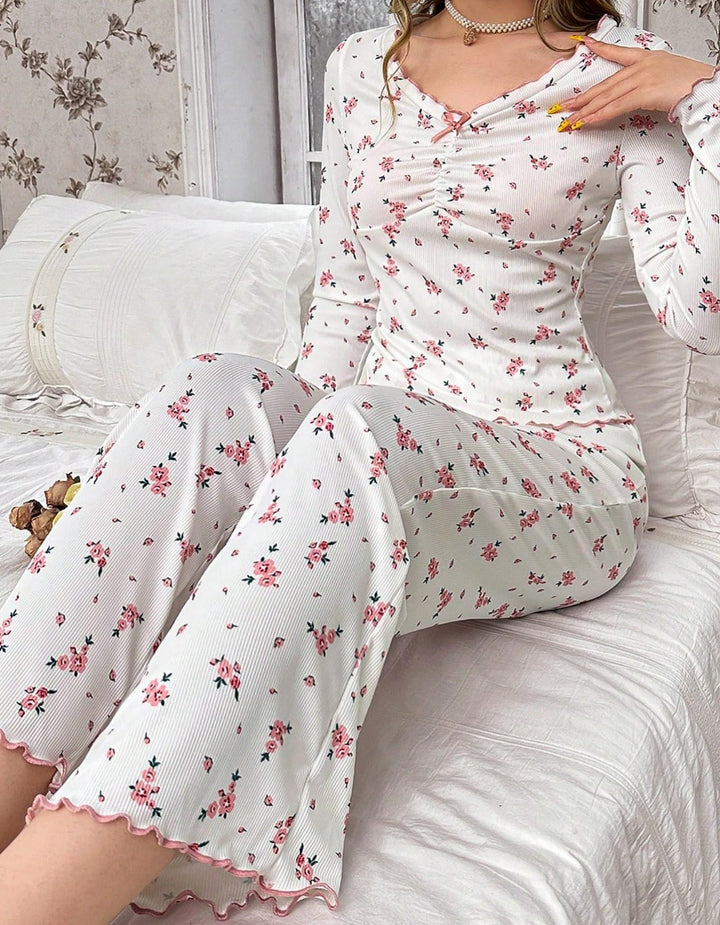 Dame pyjamasæt med romantisk blomstermønster og charmerende spidskanter Stilla