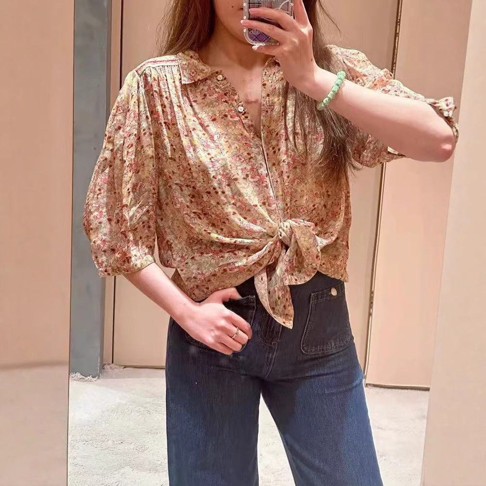Damebluse med blomsterprint i heltryk og fashionable puffærmer Stilla