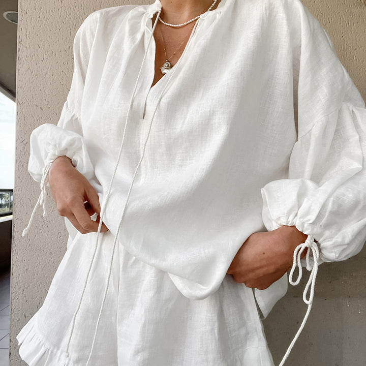 Dame luftig linned-short- og bluse-sæt med elegante flæsedetaljer Stilla