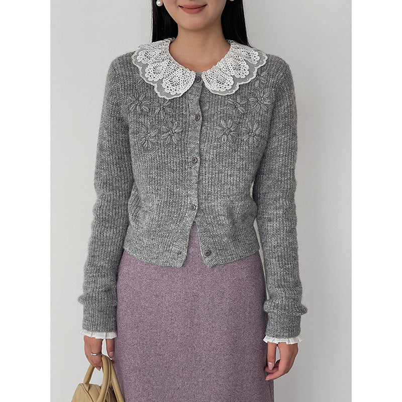 Damebluse med romantisk lacekrave og elegante flæseafslutninger Stilla