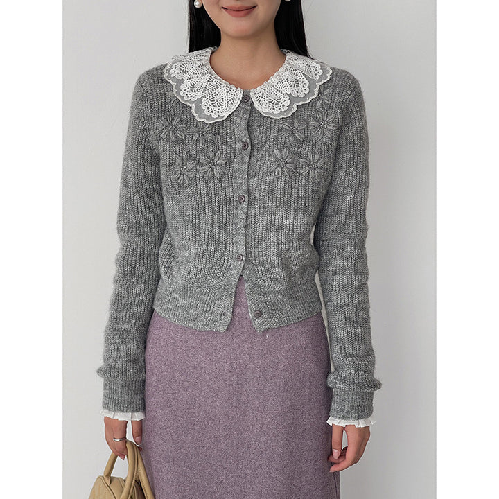 Damebluse med romantisk lacekrave og elegante flæseafslutninger Stilla