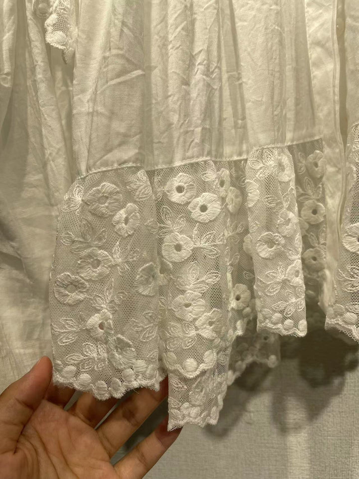 Damebluse med fine rynker og romantiske hæklede detaljer Stilla