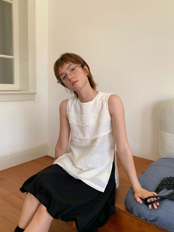 Damebluse med struktureret materiale og elegante flæsedetaljer Stilla