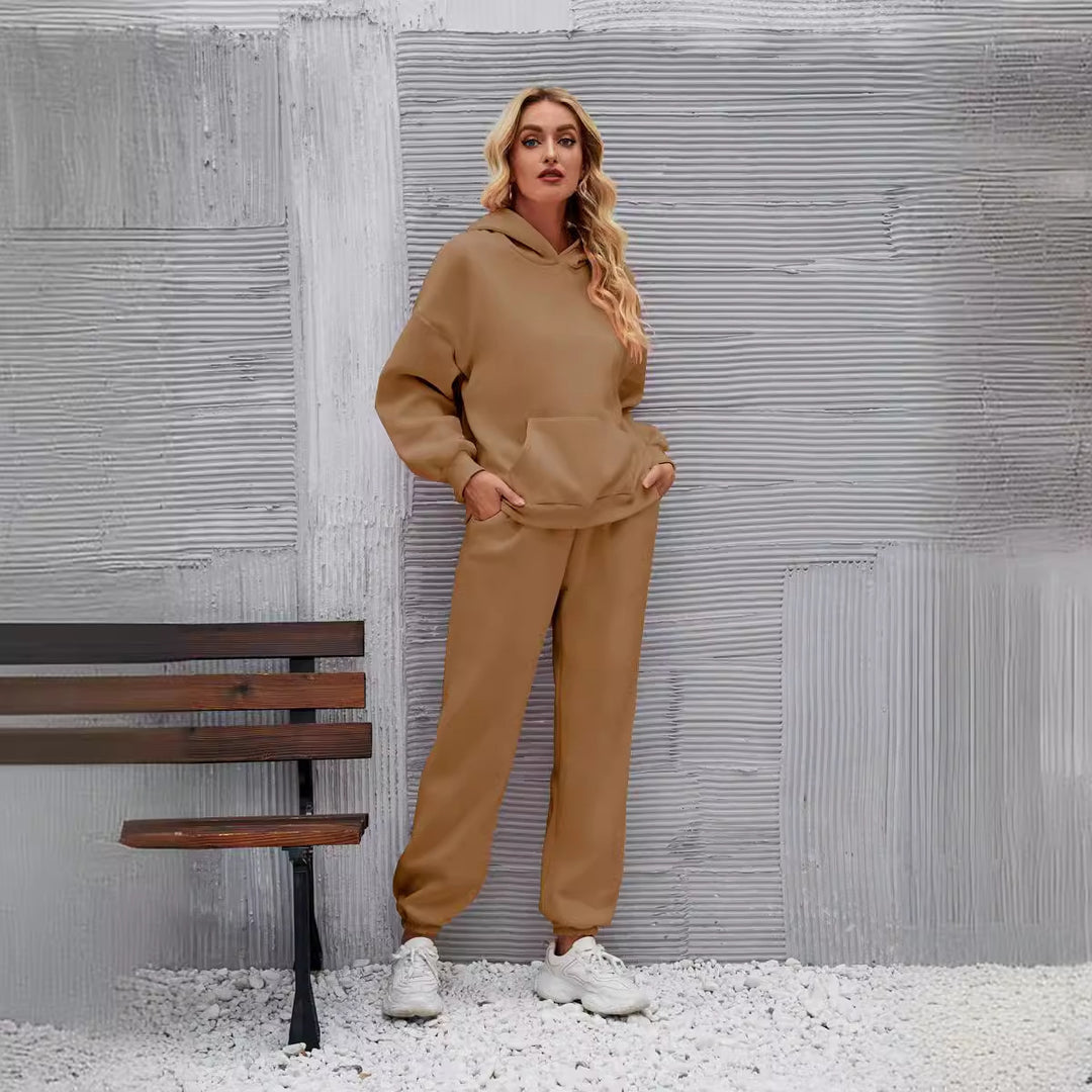 Dame casual hoodie sæt med en komfortabel pasform og sidelommer Skovae