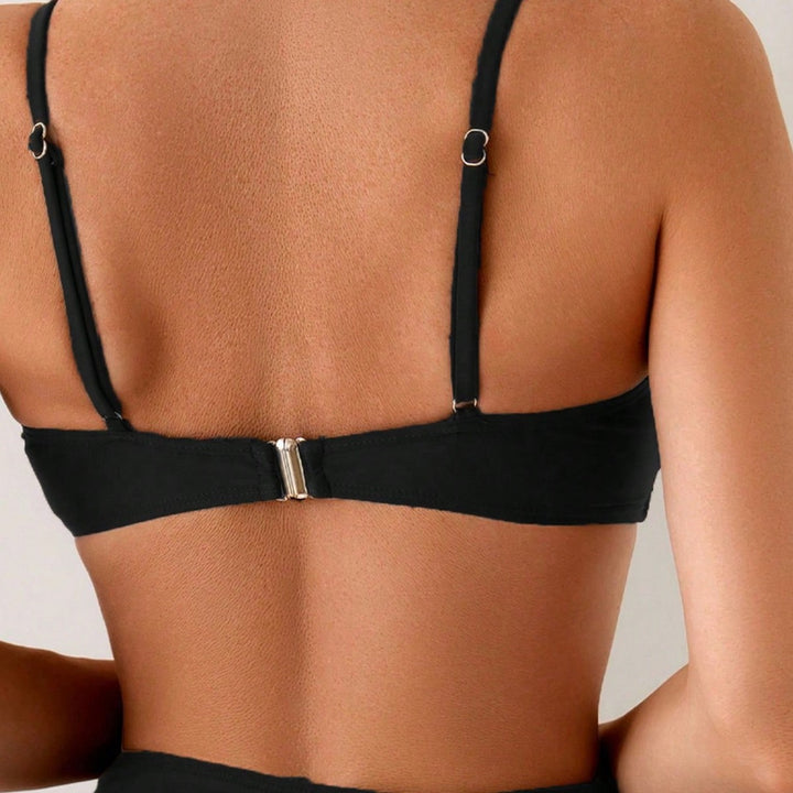 Dame bikini-sæt med elegant musling-detalje og højt skåret snit Skovae