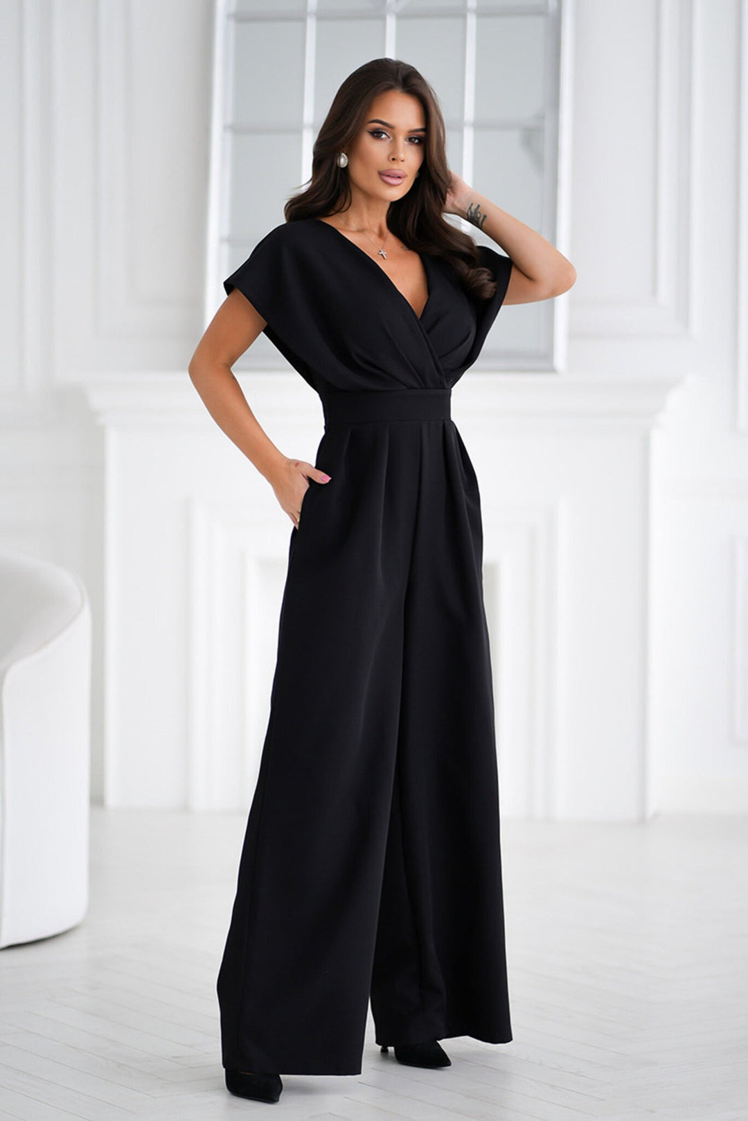 Dame Elegant Jumpsuit med V-hals og brede ben Stilla