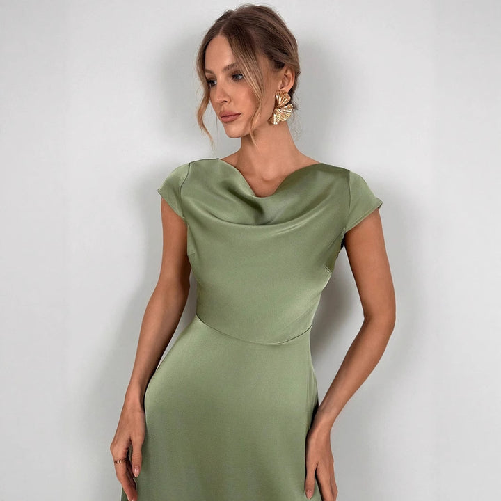 Dame Midi-kjole med elegante sideslids og flydende satinfinish Skovae