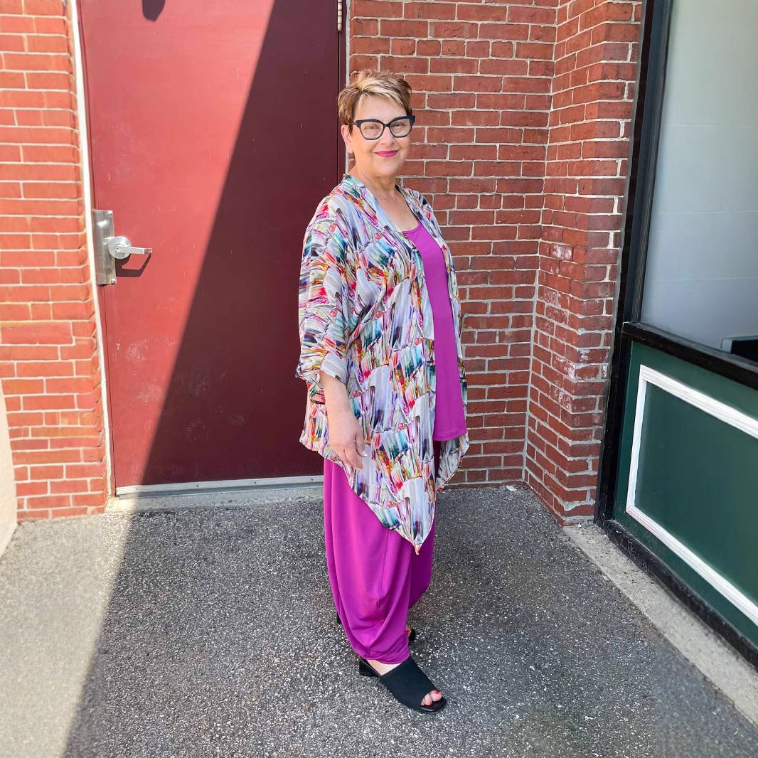 Dame Let, farverig Kimono-overlay i åndbart stof Stilla