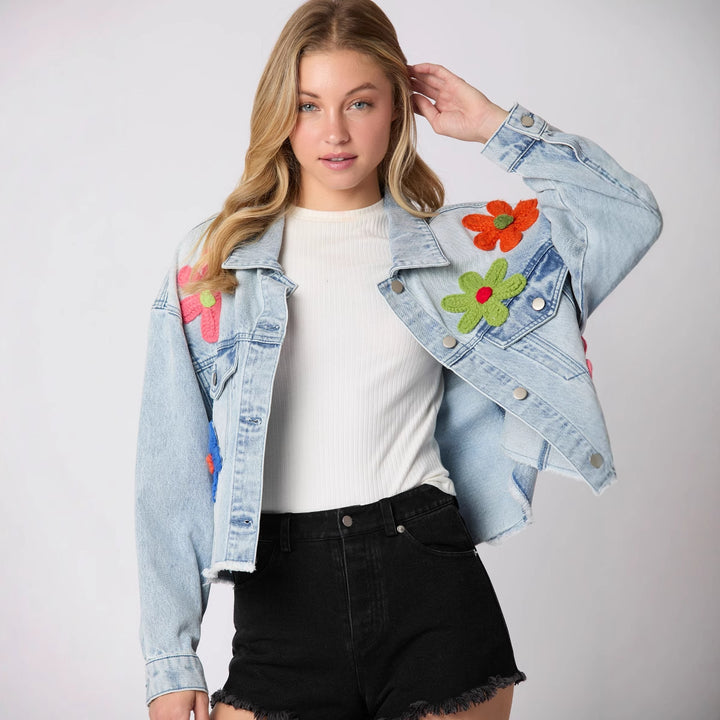 Kvindernes fashionable denimjakke i sporty look med farverigt motiv Stilla