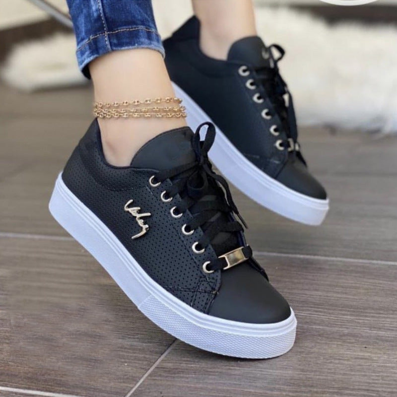 Dame Sporty-elegante sneakers med perforeret overdel Stilla