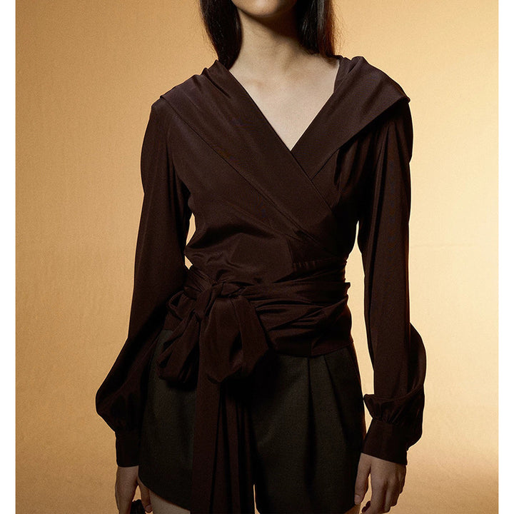 Dame indpakningsbluse med elegant krave og figursyet silhuet Stilla