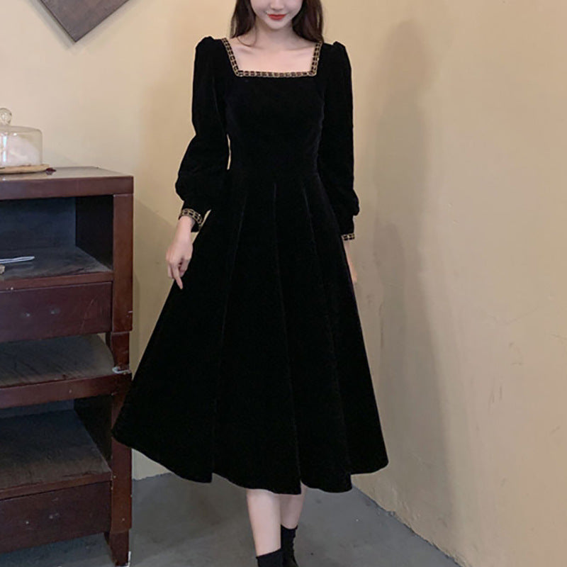 Kvinders elegante velour midi kjole med firkantet halsudskæring og pufærmer