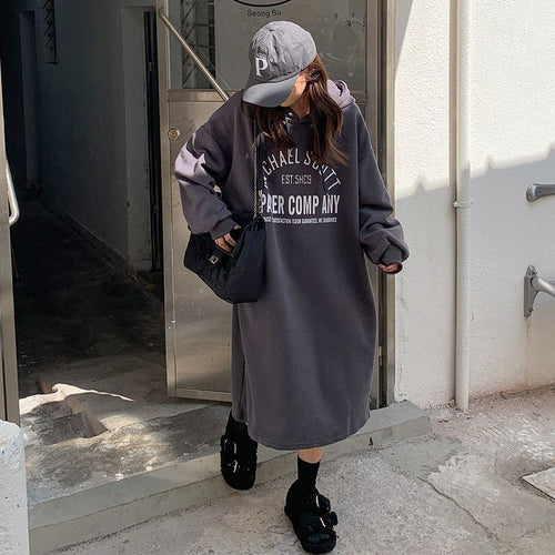 Dame hoodie kjole med moderne logo print og afslappet snit