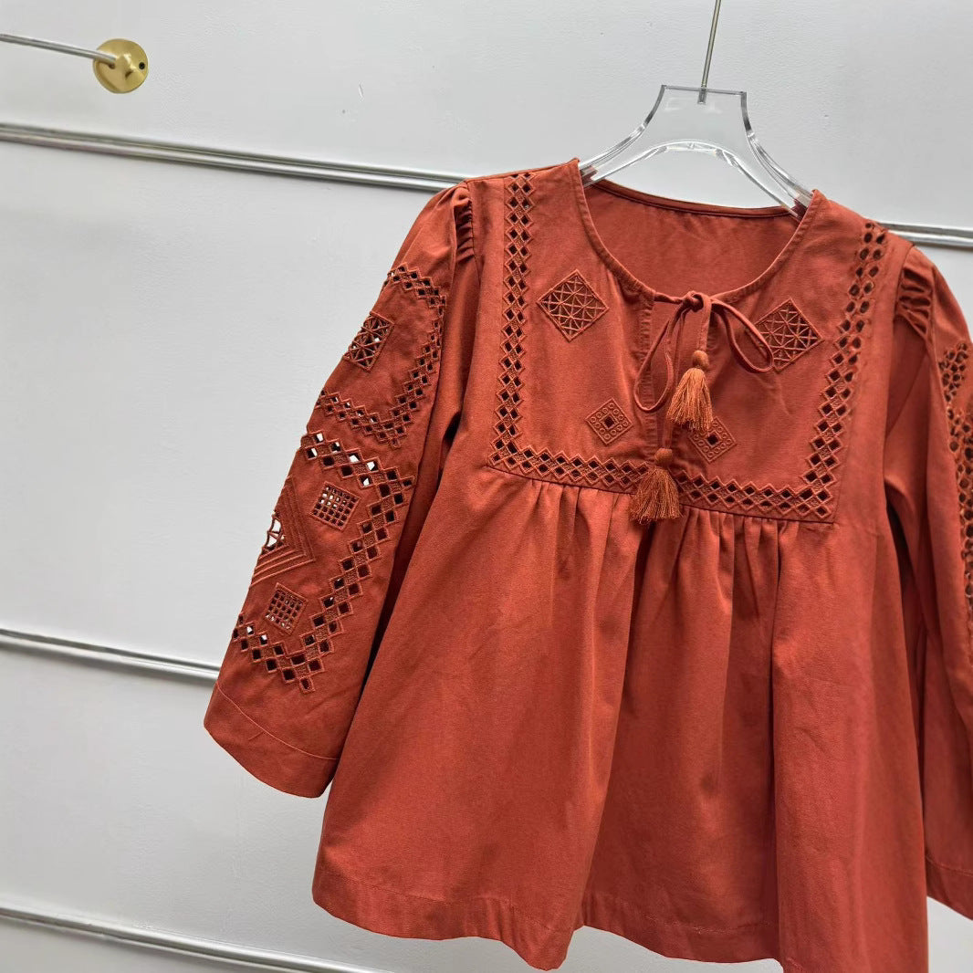 Damebluse med kunstneriske broderier og elegante kvaster Stilla