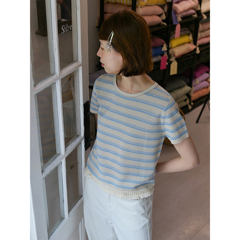 Dame afslappet top med fin stribet look og trendy frynsedekoration Stilla