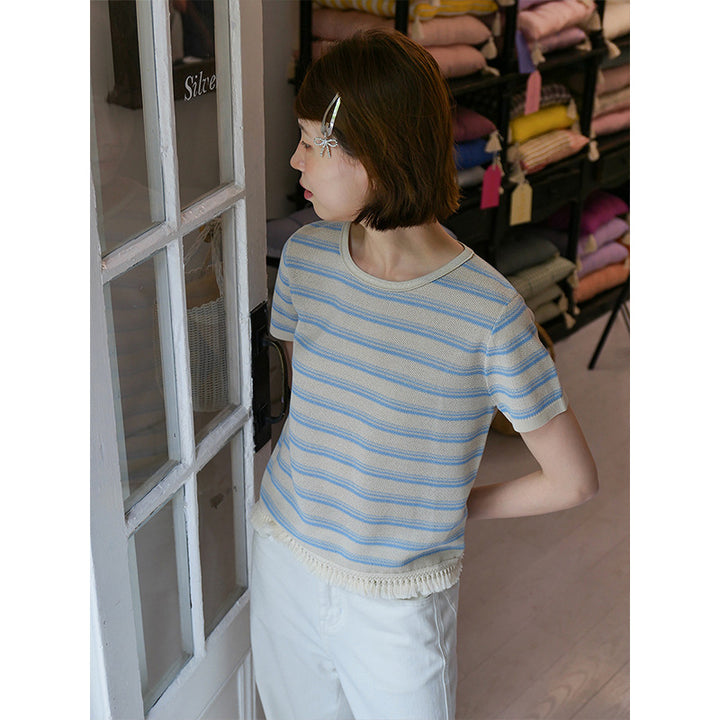 Dame afslappet top med fin stribet look og trendy frynsedekoration Stilla