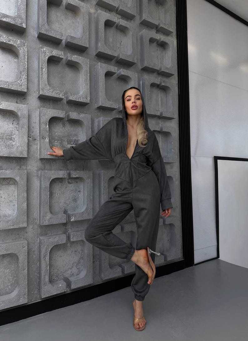 Kvinders jumpsuit med dyb udskæring og hætte Skovae
