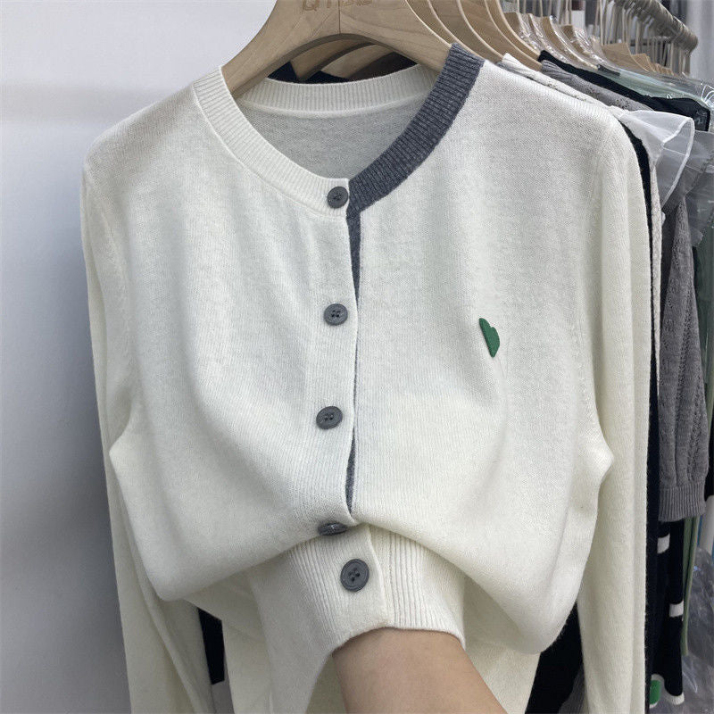 Dame cardigan med kontrasterende detaljer og elegant hjerteapplikation Stilla