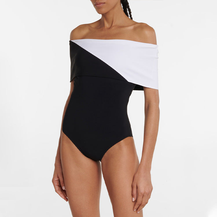 Dame badedragt med moderne off-shoulder design og elegant ruffles maxiskirt Skovae
