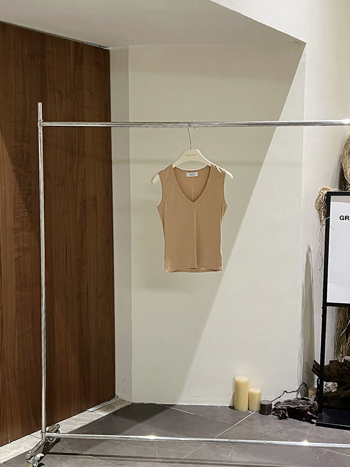 Dame figursyet tanktop i højkvalitets materiale med V-udskæring og elastisk snit Stilla