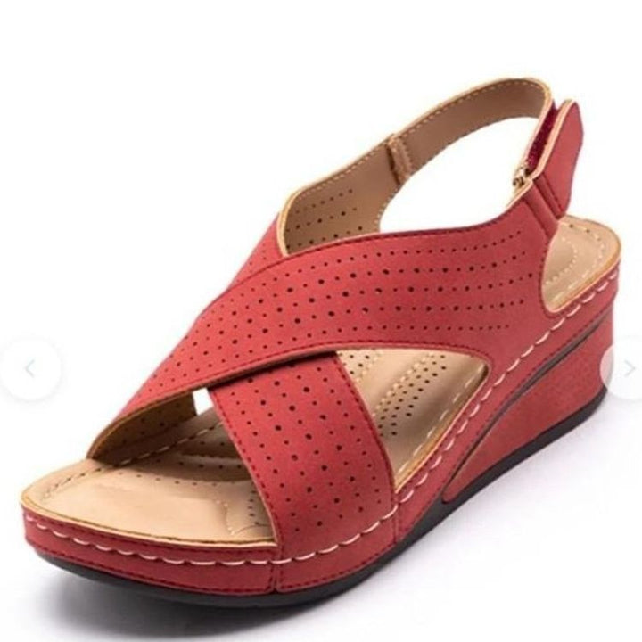 Dame Wedge-sandaletter med perforerede detaljer og justerbar rem Stilla