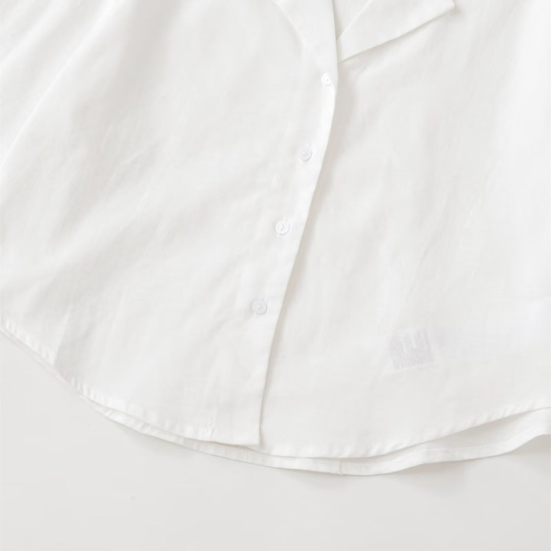 Dame kortærmet bluse med elegant snit og høj kvalitets satin overflade Skovae